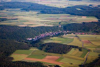 Dorf - Ansicht am Rande von landwirtschaftlichen Feldern und Nutzflächen in Waldstetten in Höpfingen im Bundesland Baden-Württemberg, Deutschland