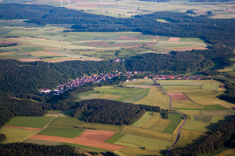 Luftbild von Dorf - Ansicht am Rande von landwirtschaftlichen Feldern und Nutzflächen in Waldstetten in Höpfingen im Bundesland Baden-Württemberg, Deutschland