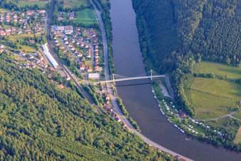 Schrägluftbild von Neckarbrücke in Neckargerach im Bundesland Baden-Württemberg, Deutschland