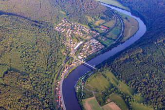Neckarbrücke in Neckargerach im Bundesland Baden-Württemberg, Deutschland von oben
