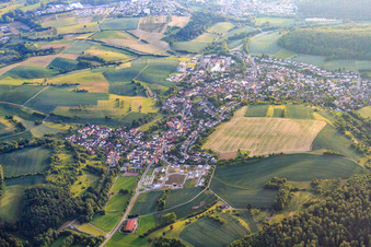 Luftbild von Dorfansicht im Odenwald aus Osten in Wiesenbach im Bundesland Baden-Württemberg, Deutschland