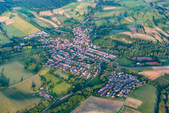 Luftbild von Dorf - Ansicht am Rande von landwirtschaftlichen Feldern und Nutzflächen in Schatthausen in Wiesloch im Bundesland Baden-Württemberg, Deutschland