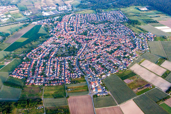 Schrägluftbild von Ortsansicht der Straßen und Häuser der Wohngebiete in Sankt Leon in St. Leon-Rot im Bundesland Baden-Württemberg, Deutschland