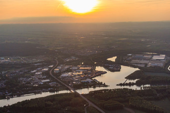 Rudolf-von-Habsburg-Brücke über den Rhein und Germersheimer Hafen von Osten am Abend im Bundesland Rheinland-Pfalz, Deutschland