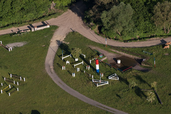 Haras de la Née in Neewiller-près-Lauterbourg im Bundesland Bas-Rhin, Frankreich aus der Luft