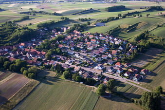 Drohnenbild von Neewiller-près-Lauterbourg im Bundesland Bas-Rhin, Frankreich