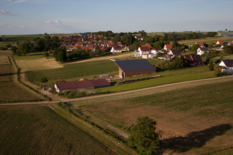 Schrägluftbild von Siegen im Bundesland Bas-Rhin, Frankreich