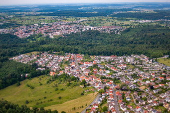 Dorf - Ansicht am Rande von landwirtschaftlichen Feldern und Nutzflächen in Etzenrot in Waldbronn im Bundesland Baden-Württemberg, Deutschland
