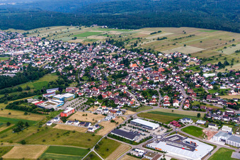 Ortsansicht der Straßen und Häuser der Wohngebiete in Conweiler in Straubenhardt im Bundesland Baden-Württemberg, Deutschland