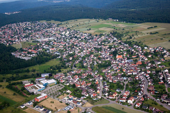 Luftbild von Ortsansicht der Straßen und Häuser der Wohngebiete in Conweiler in Straubenhardt im Bundesland Baden-Württemberg, Deutschland