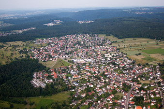 Luftaufnahme von Ortsansicht der Straßen und Häuser der Wohngebiete in Conweiler in Straubenhardt im Bundesland Baden-Württemberg, Deutschland