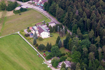 Gebäudekomplex der Hotelanlage Landhotel Adlerhof am Segelflugplatz in Schwann im Ortsteil Conweiler in Straubenhardt im Bundesland Baden-Württemberg, Deutschland