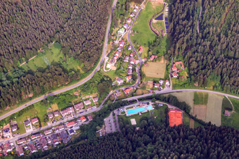 Luftbild von Waldfreibad Calmbach in Bad Wildbad im Bundesland Baden-Württemberg, Deutschland