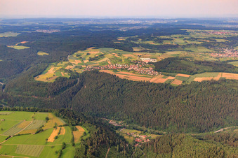 Dorfansicht im Nordschwarzwald aus Westen im Ortsteil Holzbronn in Calw im Bundesland Baden-Württemberg, Deutschland