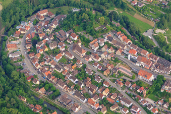 Dorfansicht mit Martinskirche in einer Nagoldschleife im Nordschwarzwald aus Nordwesten in Wildberg im Bundesland Baden-Württemberg, Deutschland