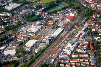 Luftbild von Bahnhofsgebäude und Gleisanlagen des S-Bahnhofes Herrenberg mit UDG Herrenberg GmbH und Steinbeis-Hochschule Berlin in Herrenberg im Bundesland Baden-Württemberg, Deutschland