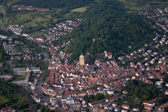 Luftaufnahme von Historische Altstadt mit Stiftskirche in Herrenberg im Bundesland Baden-Württemberg, Deutschland