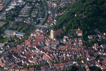 Schrägluftbild von Historische Altstadt mit Stiftskirche in Herrenberg im Bundesland Baden-Württemberg, Deutschland