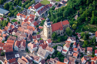 Luftbild von Kirchengebäude der Stiftskirche im Altstadt- Zentrum der Innenstadt in Herrenberg im Bundesland Baden-Württemberg, Deutschland