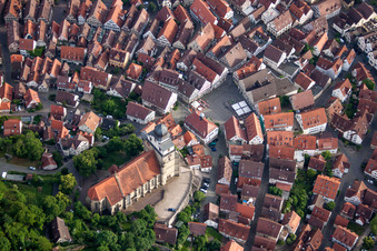 Luftbild von Kirchengebäude Stiftskirche im Altstadt- Zentrum der Innenstadt in Herrenberg im Bundesland Baden-Württemberg, Deutschland