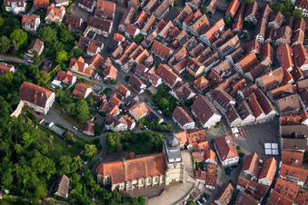 Luftbild von Kirchengebäude der protestantischen Stiftskirche am Marktplatz in Herrenberg im Bundesland Baden-Württemberg, Deutschland