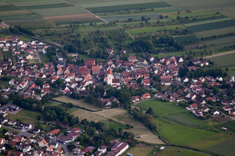 Schrägluftbild von Ortsansicht der Straßen und Häuser der Wohngebiete im Ortsteil Mönchberg in Herrenberg im Bundesland Baden-Württemberg, Deutschland