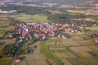 Dorf - Ansicht am Rande von landwirtschaftlichen Feldern und Nutzflächen in Mähringen in Kusterdingen im Bundesland Baden-Württemberg, Deutschland