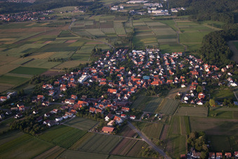 Dorf - Ansicht am Rande von landwirtschaftlichen Feldern und Nutzflächen in Kusterdingen im Ortsteil Immenhausen im Bundesland Baden-Württemberg, Deutschland