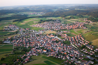 Ortsansicht der Straßen und Häuser der Wohngebiete im Ortsteil Großengstingen in Engstingen im Bundesland Baden-Württemberg, Deutschland