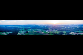Panorama Perspektive bei Sonnenuntergang der Dorf - Ansicht am Rande von landwirtschaftlichen Feldern und Nutzflächen in Hayingen im Ortsteil Ehestetten im Bundesland Baden-Württemberg, Deutschland