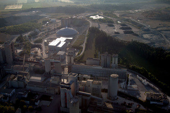 Luftbild von Beton- und Baustoffmischwerk der Schwenk Zement KG Fabrikstraße im Ortsteil Pfraunstetten in Allmendingen im Ortsteil Grossallmendingen im Bundesland Baden-Württemberg, Deutschland