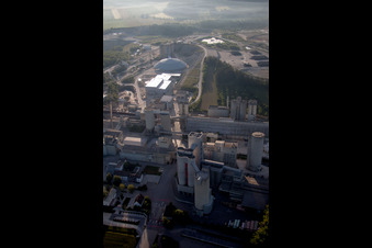 Luftaufnahme von Beton- und Baustoffmischwerk der Schwenk Zement KG Fabrikstraße im Ortsteil Pfraunstetten in Allmendingen im Ortsteil Grossallmendingen im Bundesland Baden-Württemberg, Deutschland