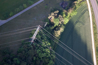 Luftbild von Gewirr von Hochspannungsleitungen im Ortsteil Schmiechen in Schelklingen im Bundesland Baden-Württemberg, Deutschland