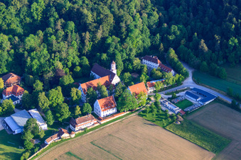Luftaufnahme von Internat Stiftung Urspringschule an der Urspringquelle in Schelklingen im Bundesland Baden-Württemberg, Deutschland