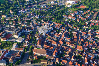 Schulstraße Bahnhofstraße mit Sparkasse Ulm in Schelklingen im Bundesland Baden-Württemberg, Deutschland