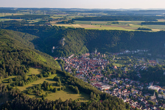 Luftbild von Ortsansicht der Straßen und Häuser der Wohngebiete im Ortsteil Gerhausen in Blaubeuren im Bundesland Baden-Württemberg, Deutschland