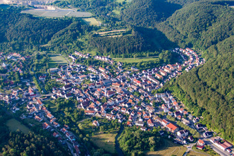 Schrägluftbild von Ortsansicht der Straßen und Häuser der Wohngebiete im Ortsteil Gerhausen in Blaubeuren im Bundesland Baden-Württemberg, Deutschland