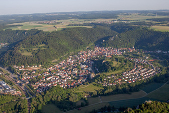 Ortsansicht der Straßen und Häuser von Blaubeuren im Bundesland Baden-Württemberg, Deutschland