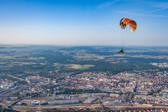 Gleitschirm über der Stadt im Ortsteil Weststadt in Ulm im Bundesland Baden-Württemberg, Deutschland