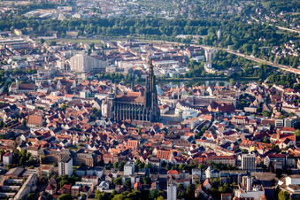 Kirchengebäude der Kathedrale Ulmer Münster in Ulm im Ortsteil Mitte im Bundesland Baden-Württemberg, Deutschland