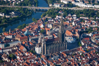 Luftbild von Kirchengebäude der Kathedrale Ulmer Münster am Münsterplatz in Ulm im Ortsteil Mitte im Bundesland Baden-Württemberg, Deutschland