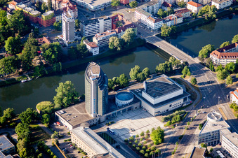 Hochhaus- Gebäude der Hotelanlage des Maritim Hotel Ulm an der Brücke über die Donau in Ulm im Ortsteil Oststadt im Bundesland Baden-Württemberg, Deutschland