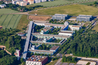 Campus- Gebäude der Universität Ulm mit Institut für Elektronische Bauelemente und Schaltungen in Ulm im Ortsteil Eselsberg im Bundesland Baden-Württemberg, Deutschland