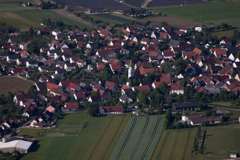 Schrägluftbild von Ortsansicht der Straßen und Häuser der Wohngebiete im Ortsteil Asch in Blaubeuren im Bundesland Baden-Württemberg, Deutschland