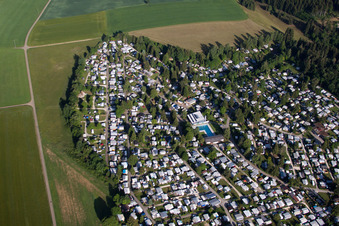 Luftaufnahme von Wohnwagen und Zelte- Campingplatz - und Zeltplatz Campingplatz Heidehof in Laichingen im Ortsteil Machtolsheim im Bundesland Baden-Württemberg, Deutschland