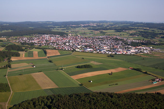 Dorf - Ansicht am Rande von landwirtschaftlichen Feldern und Nutzflächen in Laichingen im Bundesland Baden-Württemberg, Deutschland