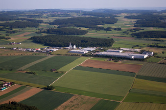 Industrie- und Gewerbegebiet mit Ingenieurbüro Stark GmbH & Co. KG in Laichingen im Ortsteil Machtolsheim im Bundesland Baden-Württemberg, Deutschland