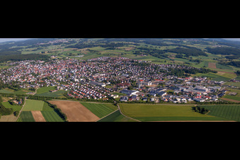 Panorama Perspektive Dorf - Ansicht am Rande von landwirtschaftlichen Feldern und Nutzflächen in Laichingen im Bundesland Baden-Württemberg, Deutschland