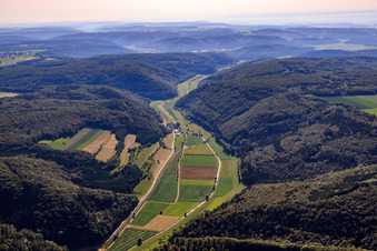 Alblandschaft im Tal der Schmiech von Westen im Ortsteil Justingen in Schelklingen im Bundesland Baden-Württemberg, Deutschland