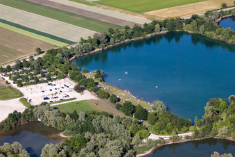 Massenandrang von Badegästen am Strand und den Uferbereichen des Badesee Heppenäcker in Rottenacker im Bundesland Baden-Württemberg, Deutschland